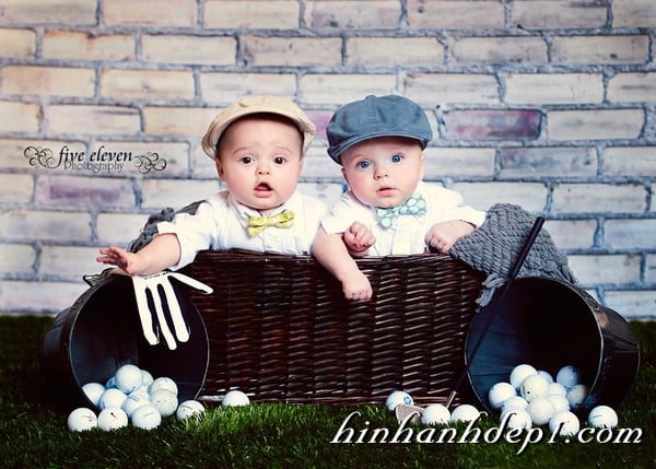 Ảnh 2 bé cực đáng yêu với những trái bóng gofl