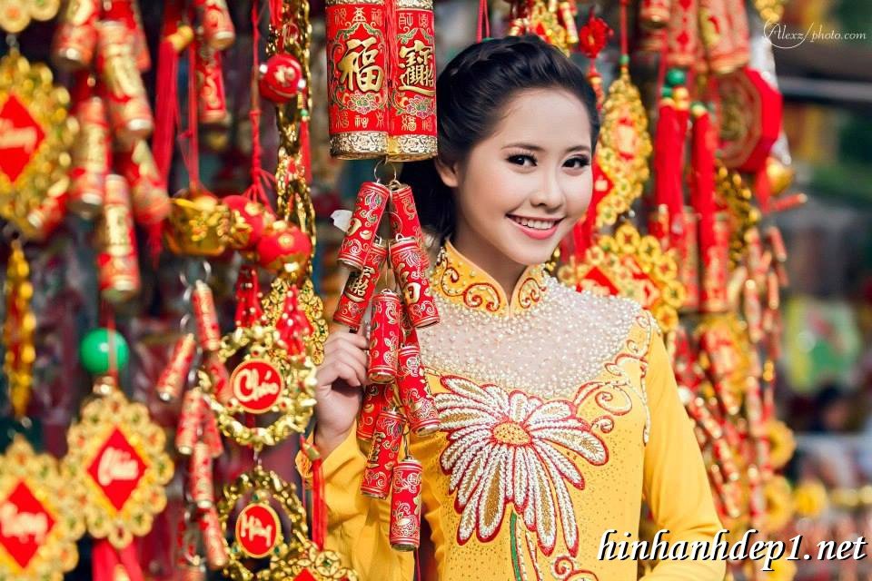 Ảnh nền thiếu nữ Việt diện áo dài ngày tết 12