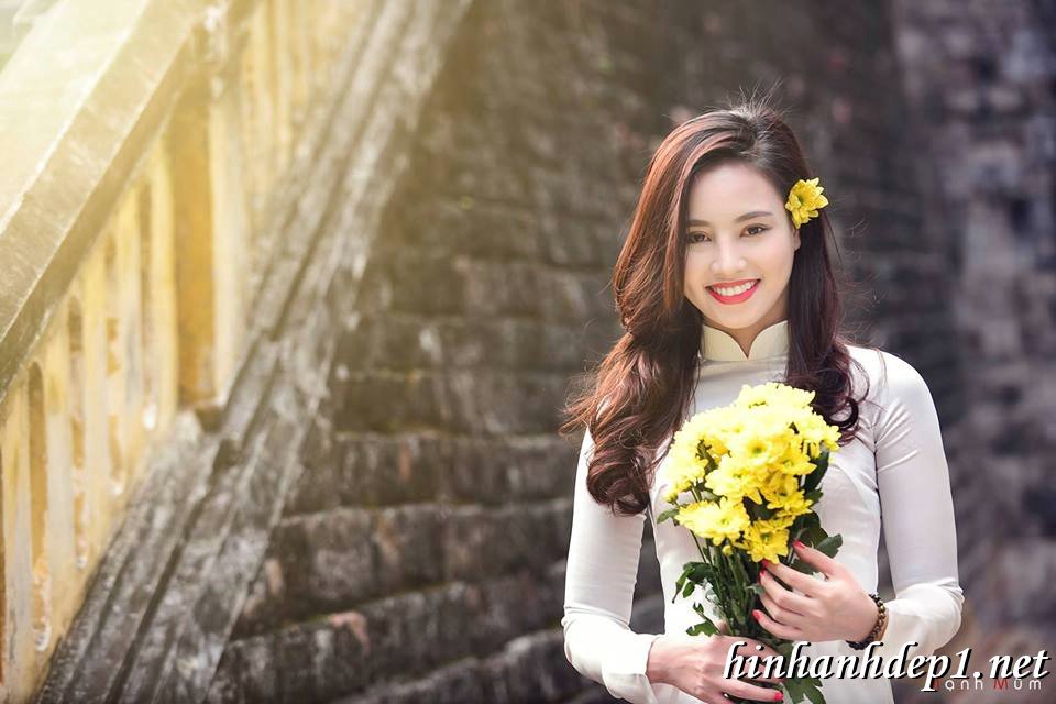 Ảnh nền thiếu nữ Việt diện áo dài ngày tết 15