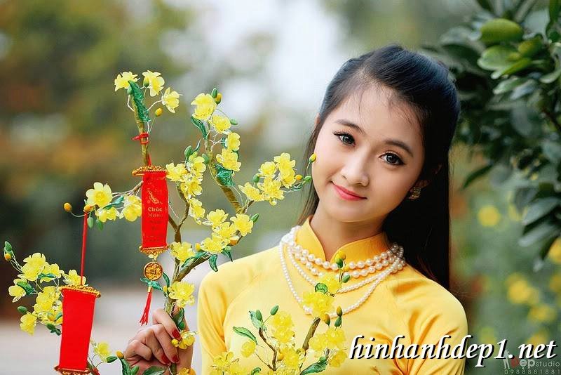Ảnh nền thiếu nữ Việt diện áo dài ngày tết 3