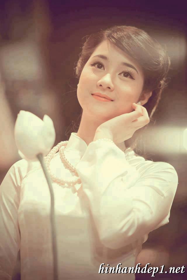 Hình ảnh những chiếc áo dài Việt Nam duyên dáng cùng nữ sinh: