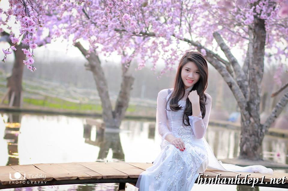 Hình ảnh những chiếc áo dài Việt Nam duyên dáng cùng nữ sinh: