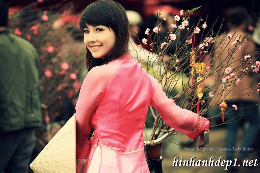 Ngắm hình ảnh những tà áo dài Việt Nam trong không khí tết nguyên đán cổ truyền: