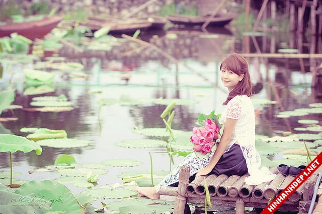net-dep-phu-nu-viet-nam-ben-dam-sen (1)
