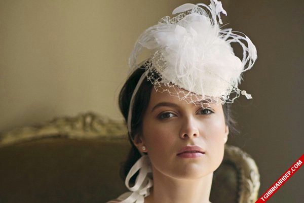 Gợi ý mẫu hoa cài tóc cổ điển đẹp cho cô dâu