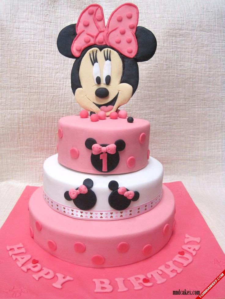 Mẫu bánh sinh nhật màu hồng ngọt ngào cho bé gái với cô nàng chuột Mickey xinh xắn.