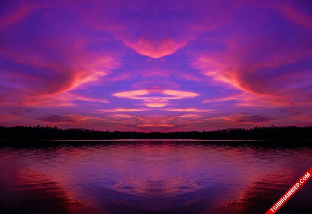 Hình ảnh hoàng hôn qua sự chuyển đổi kỳ diệu của bầu trời được phản xạ qua mặt hồ