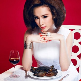 Chùm ảnh xinh đẹp, đầy sang chảnh của Angela Phương Trinh khi ngồi trên bàn ăn