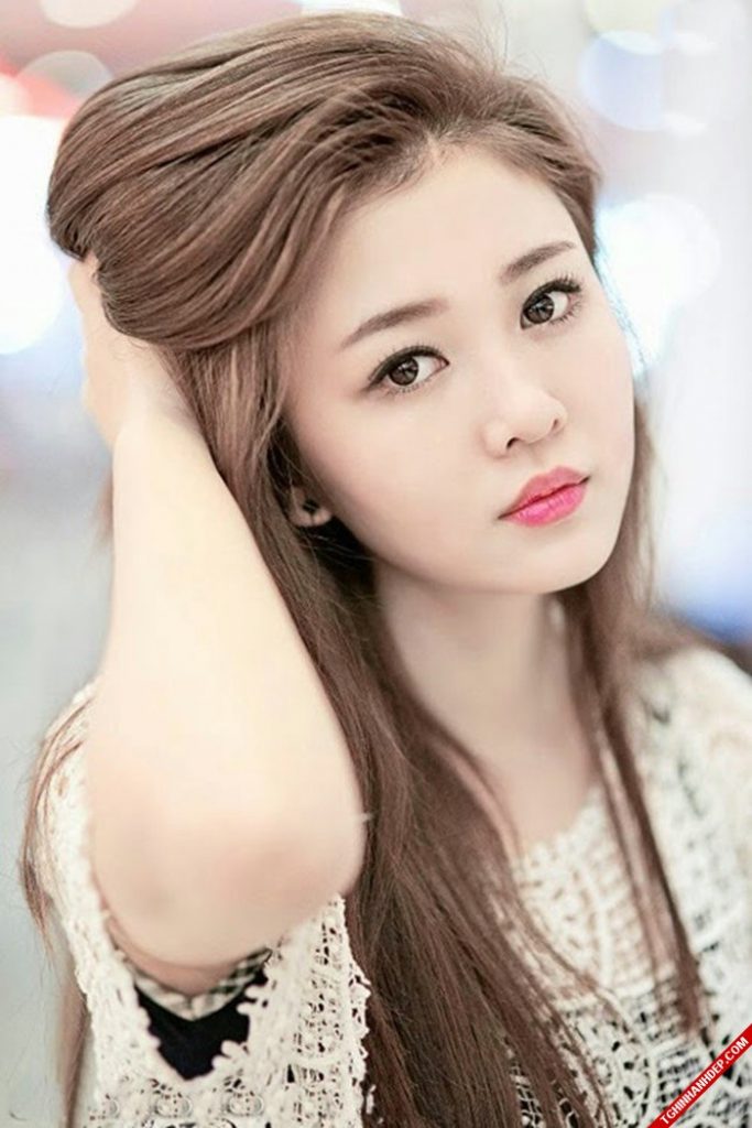 Hot girl xinh đẹp với gương mặt buồn, đầy cảm xúc