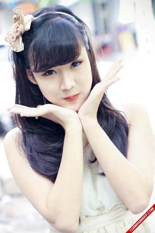 Girl xinh với đôi môi chúm chím, kute