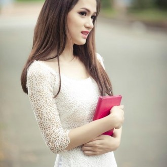 Ngắm nét duyên dáng của nữ sinh trong bộ áo dài truyền thống