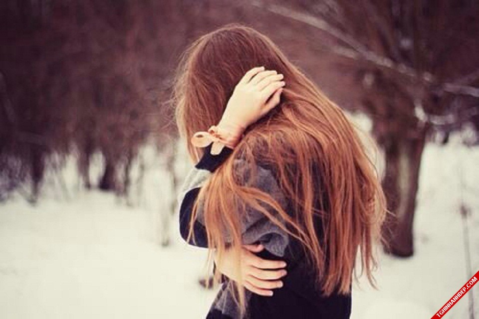 Hình ảnh cô gái đau buồn trong mùa đông giá lạnh